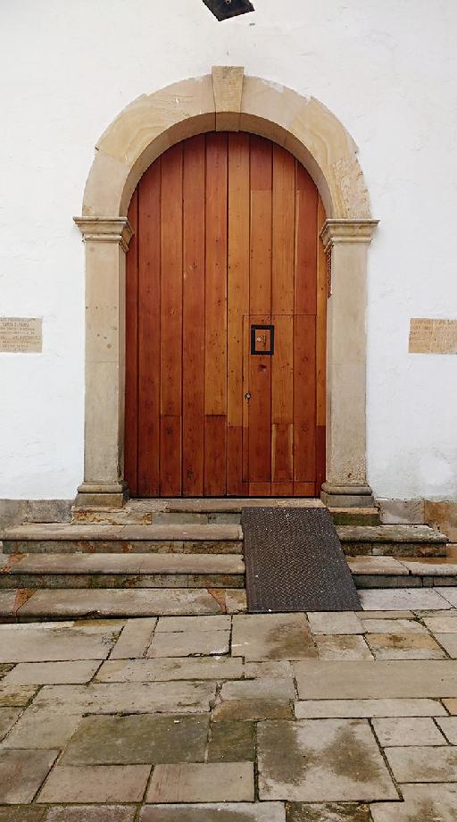 Puerta del costado de la parroquia.